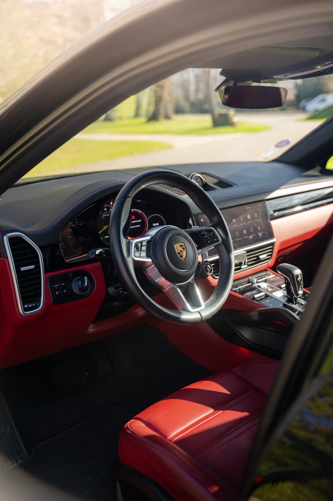 Intérieur du Porsche Cayenne de location — 5 places, confort familial premium