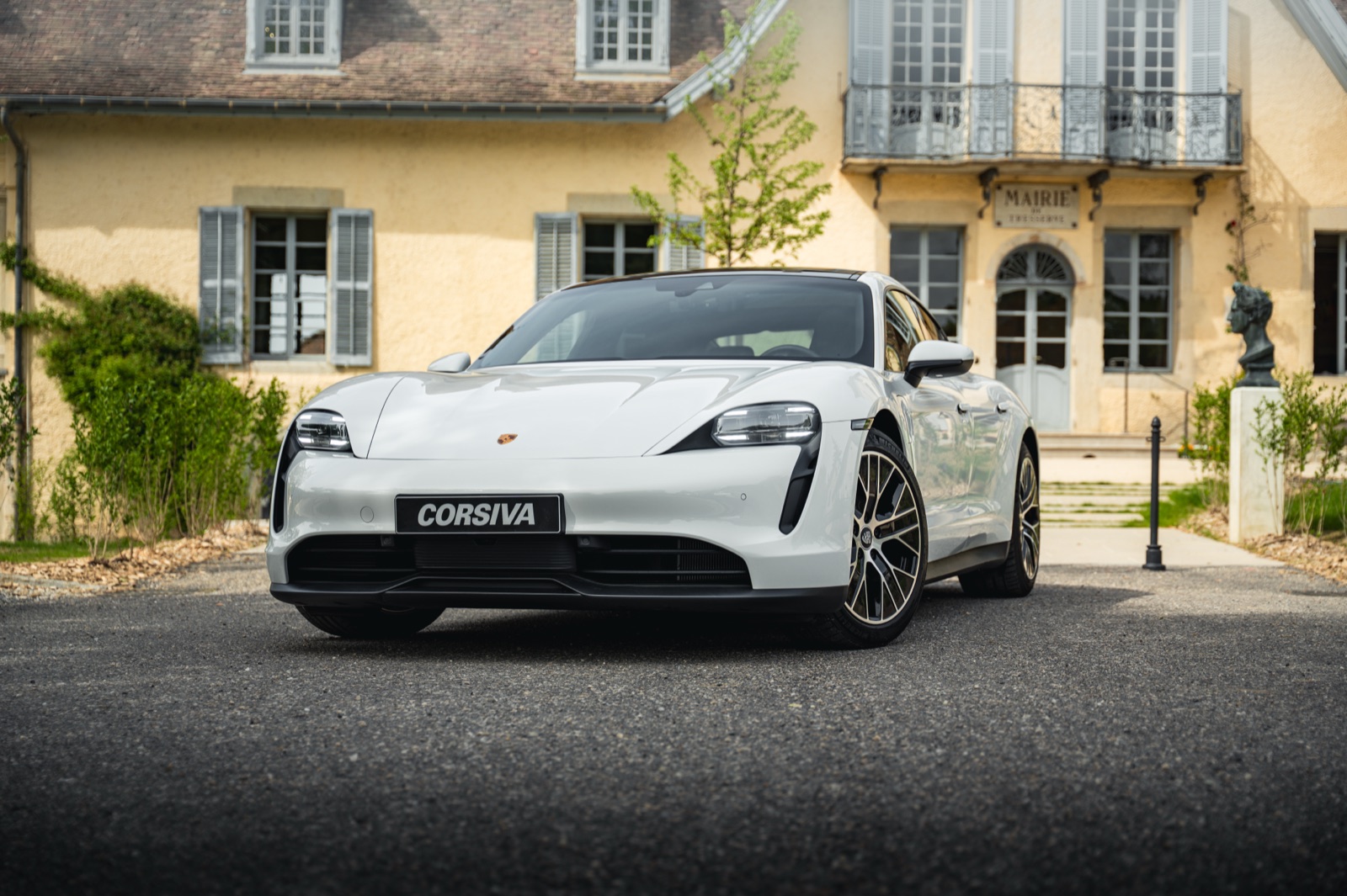 Location Porsche Taycan en Savoie — berline électrique de luxe Corsiva