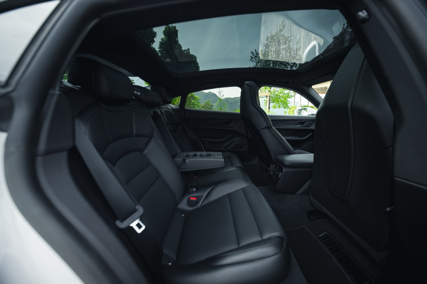 Intérieur Porsche Taycan — location de voiture de luxe sur la Riviera des Alpes